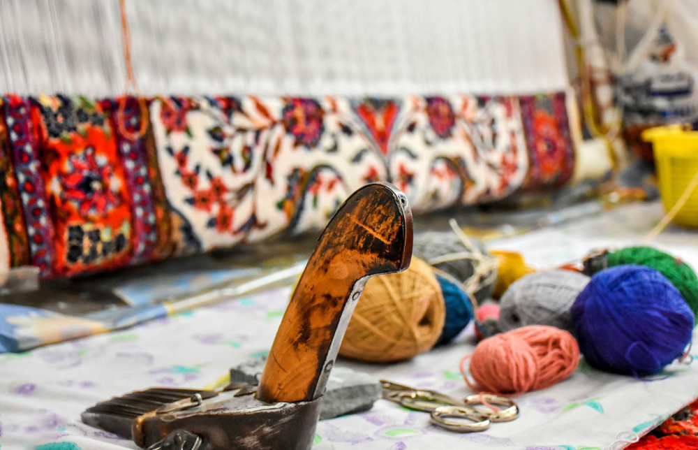 Iranian-nomadic-carpet-weaving3